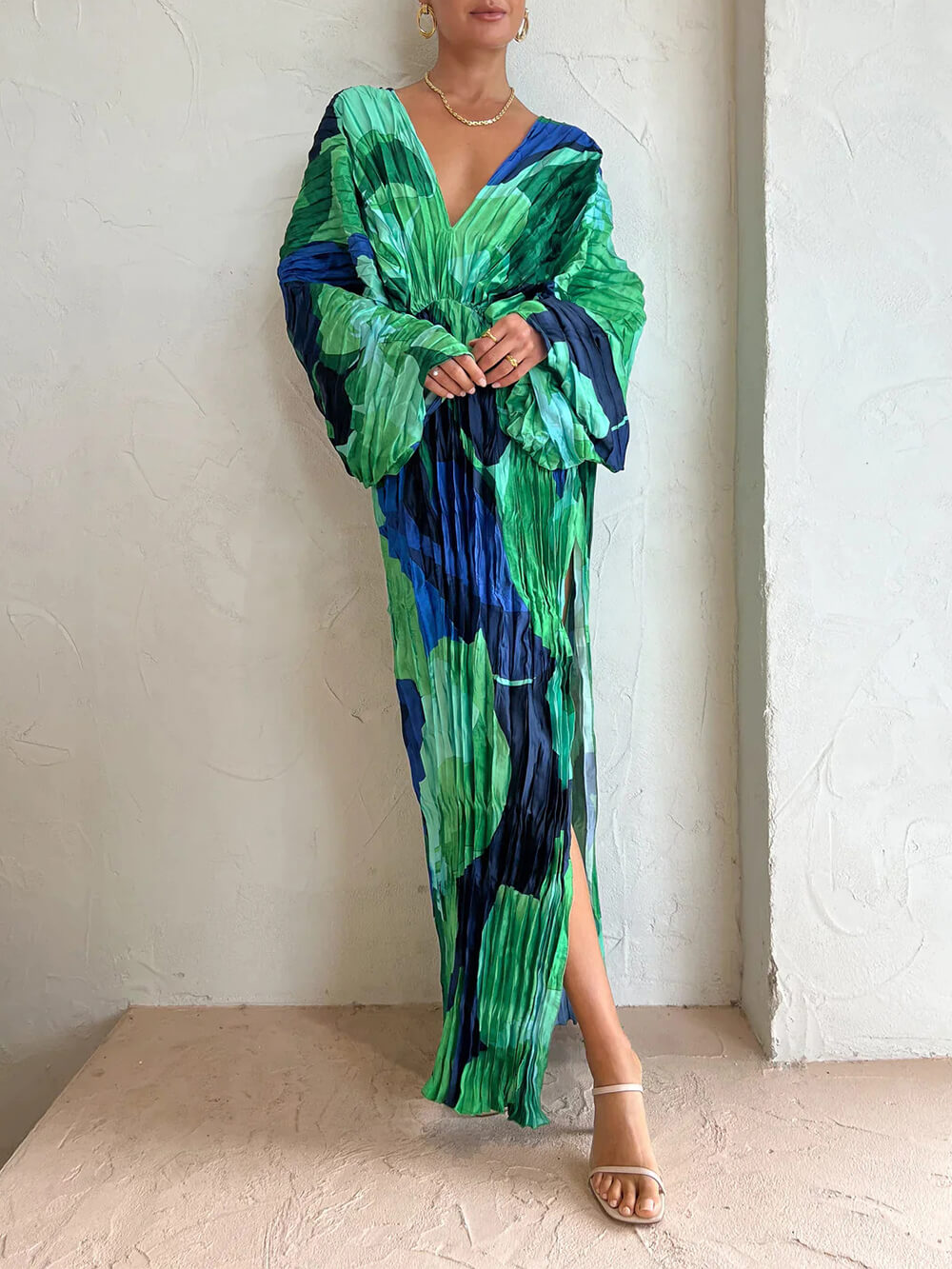 Jana -  Plissiertes langes Kleid mit tropischem Print, Kimono-Ärmeln und Schlitz