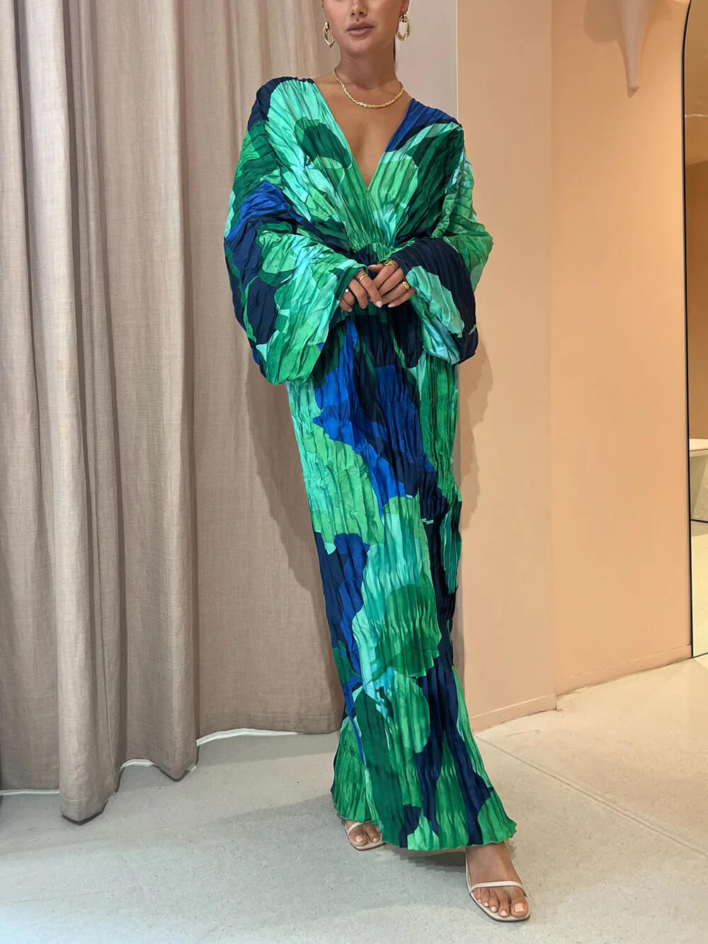 Jana -  Plissiertes langes Kleid mit tropischem Print, Kimono-Ärmeln und Schlitz