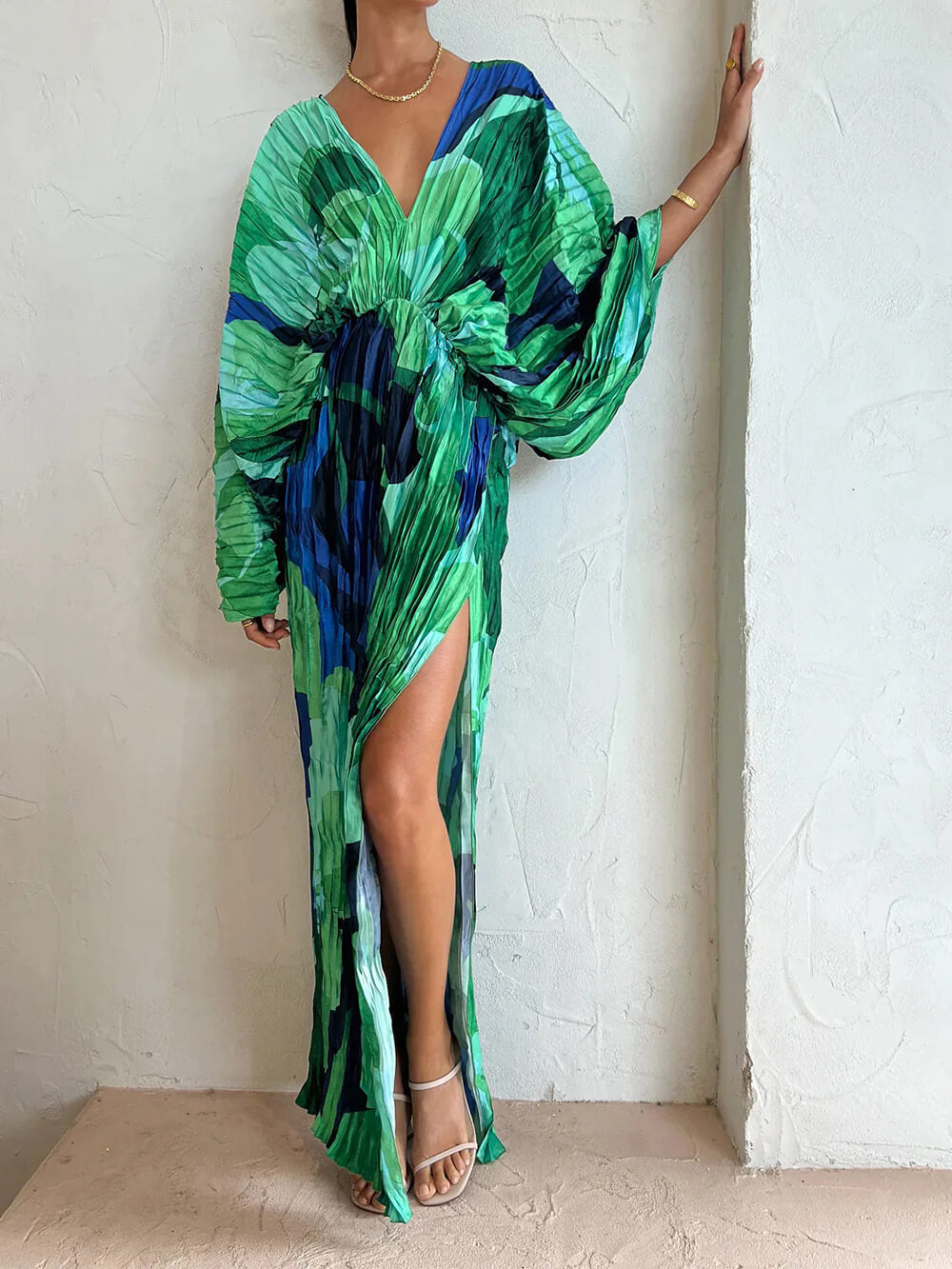 Jana -  Plissiertes langes Kleid mit tropischem Print, Kimono-Ärmeln und Schlitz
