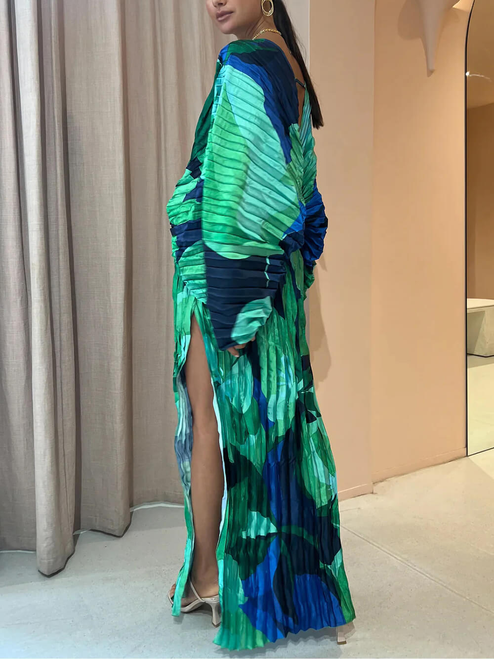 Jana -  Plissiertes langes Kleid mit tropischem Print, Kimono-Ärmeln und Schlitz