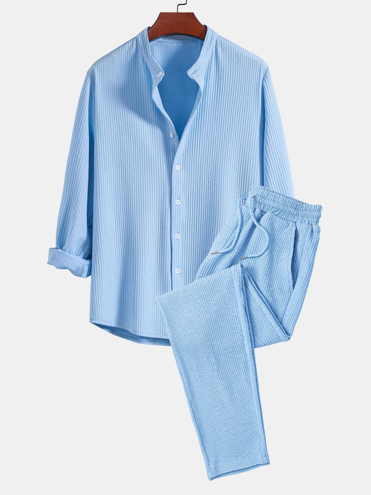 Langärmliges, figurbetontes Shirt mit geripptem Stehkragen und gerade geschnittene Hose mit geripptem Saum