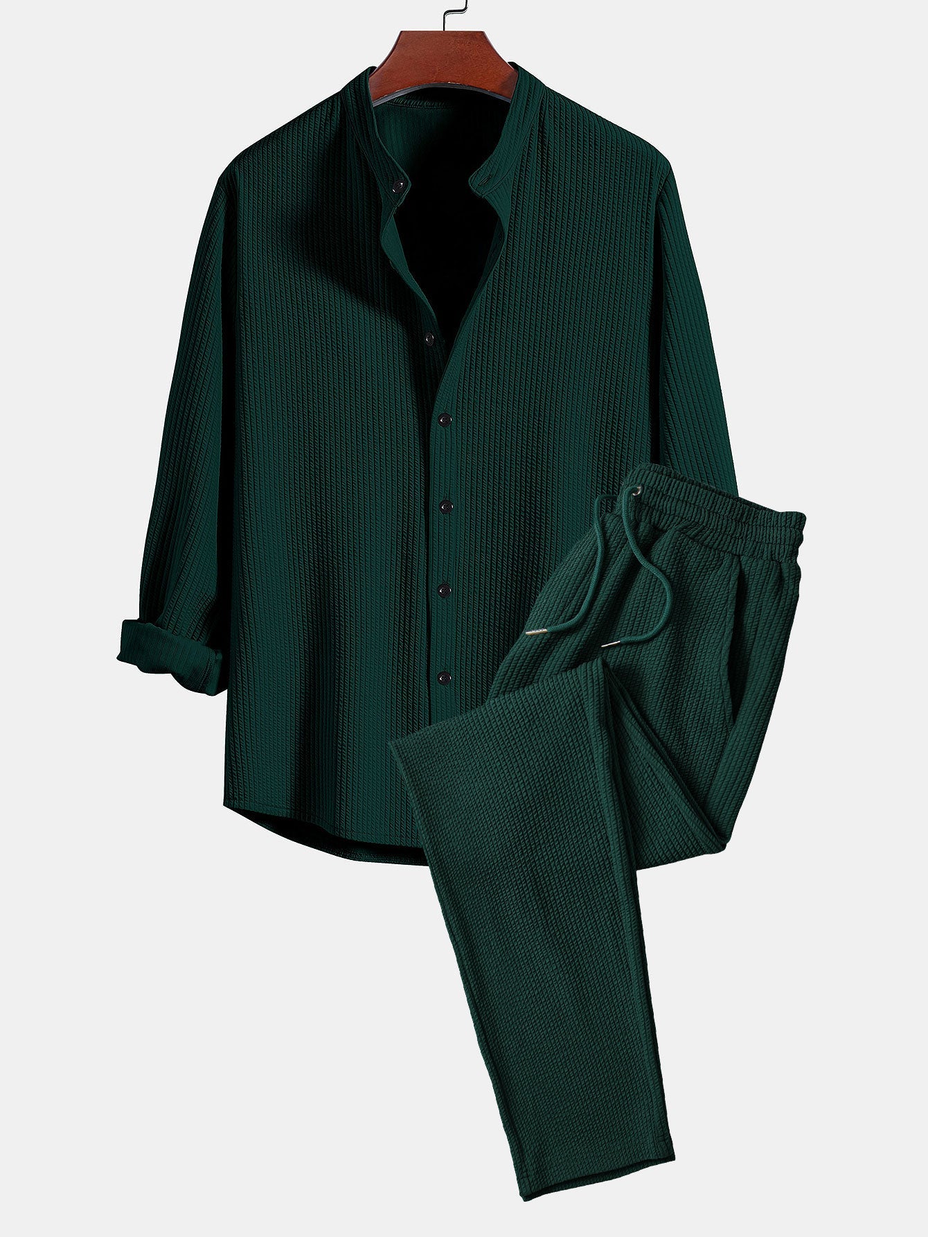 Langärmliges, figurbetontes Shirt mit geripptem Stehkragen und gerade geschnittene Hose mit geripptem Saum