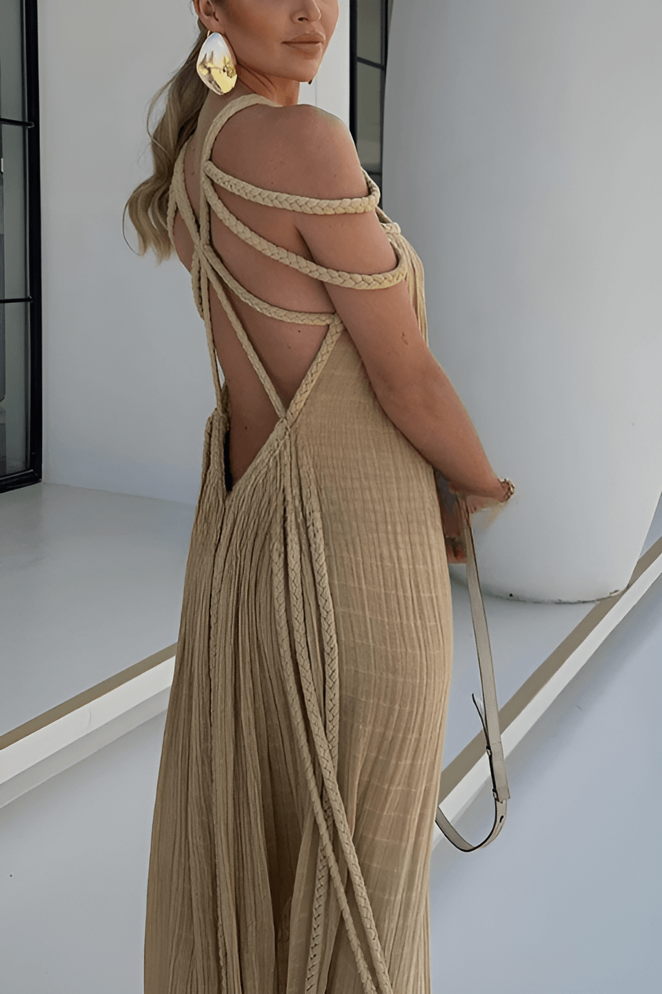 Polina - Plissiertes langes Kleid mit Seilgeflecht und kunstvollem Ausschnitt