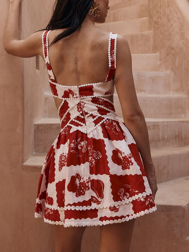 Isla - Minikleid mit geometrischem Print, Stickereien und Ausschnitt