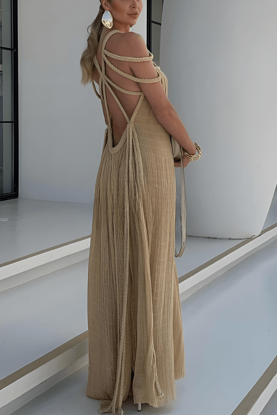 Polina - Plissiertes langes Kleid mit Seilgeflecht und kunstvollem Ausschnitt
