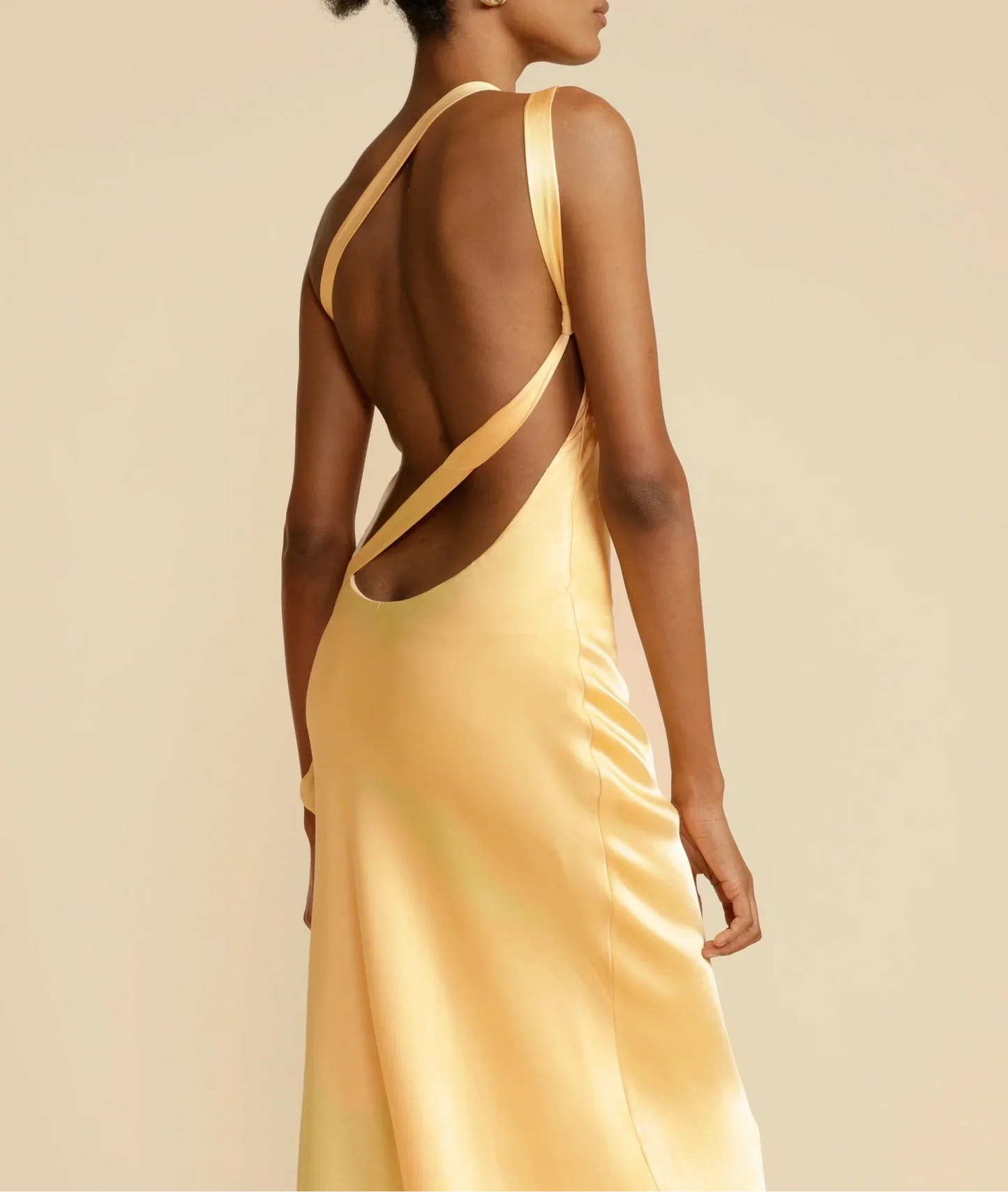 Lisa - Langes Satinkleid mit asymmetrischer Schulterpartie und offenem Rücken