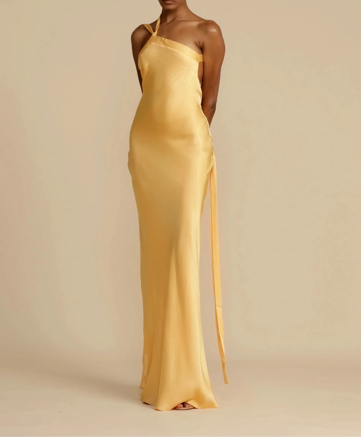 Lisa - Langes Satinkleid mit asymmetrischer Schulterpartie und offenem Rücken