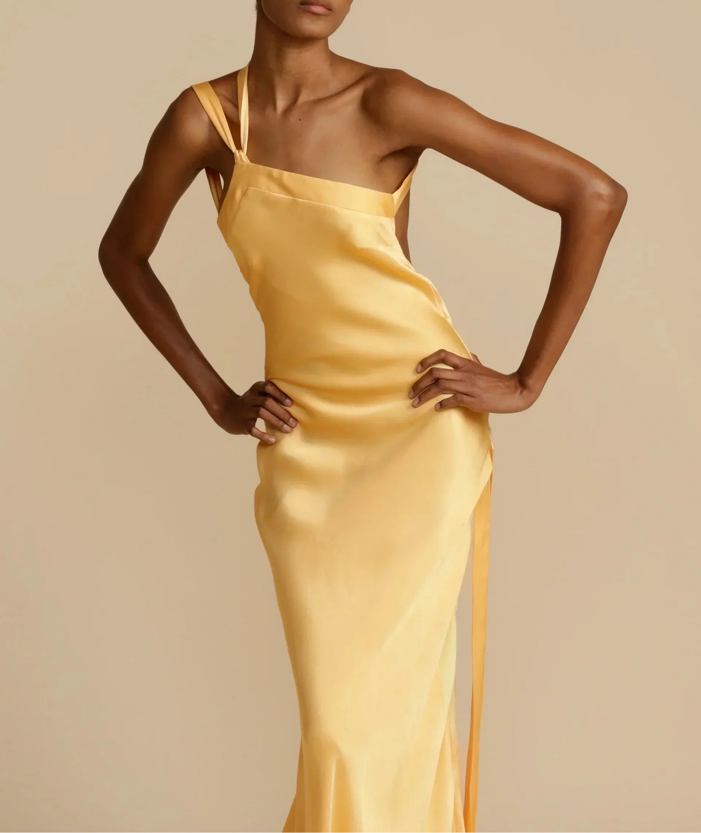 Lisa - Langes Satinkleid mit asymmetrischer Schulterpartie und offenem Rücken