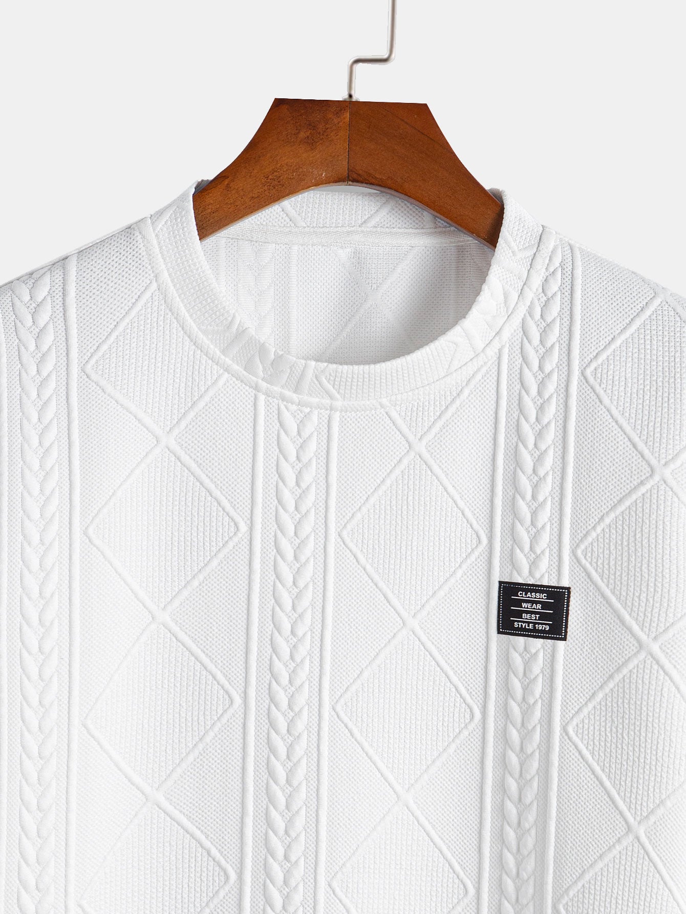Kurzarm-T-Shirt mit geometrischem Jacquard-Muster und gebogenem Saum