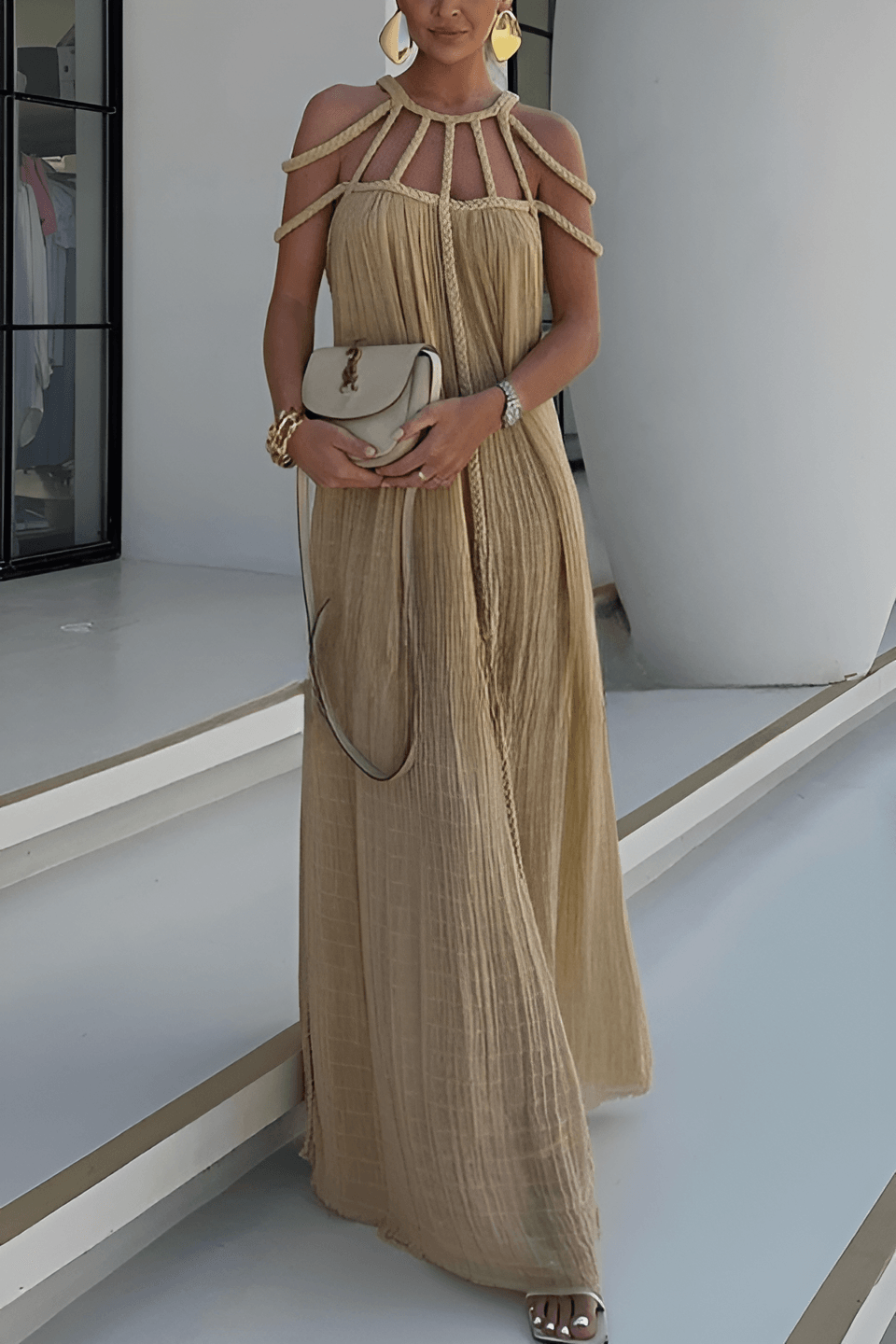 Polina - Plissiertes langes Kleid mit Seilgeflecht und kunstvollem Ausschnitt