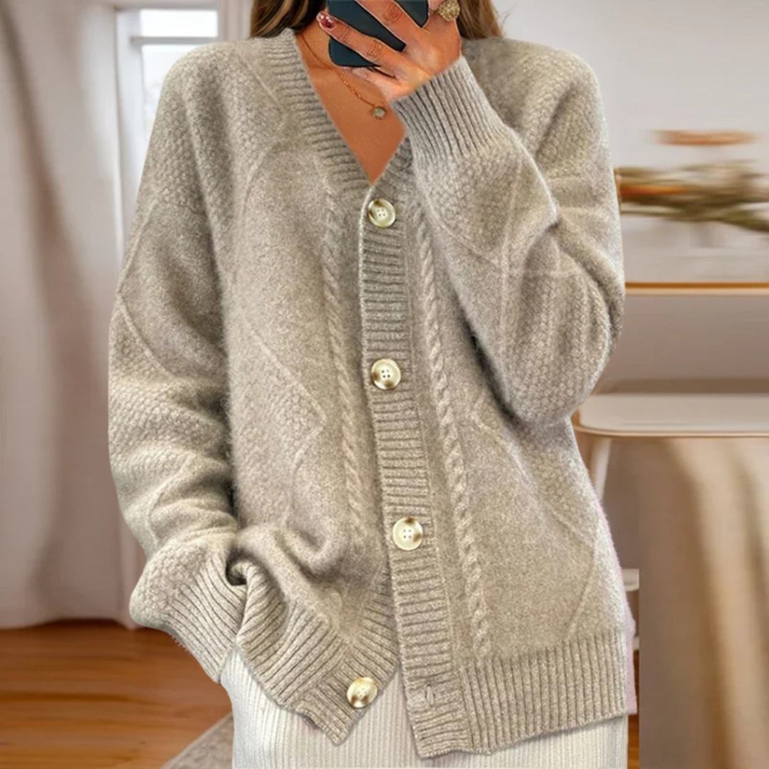 Emma - Gemütliche Strickjacke mit Zopfmuster