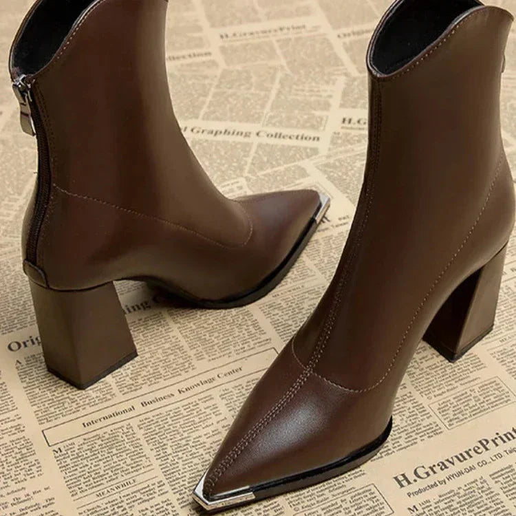 Jasmine - Eleganter Stiefel mit Chromspitze