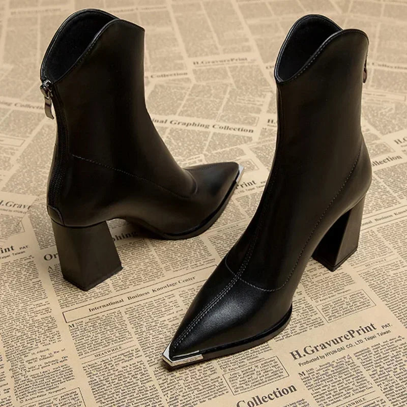 Jasmine - Eleganter Stiefel mit Chromspitze