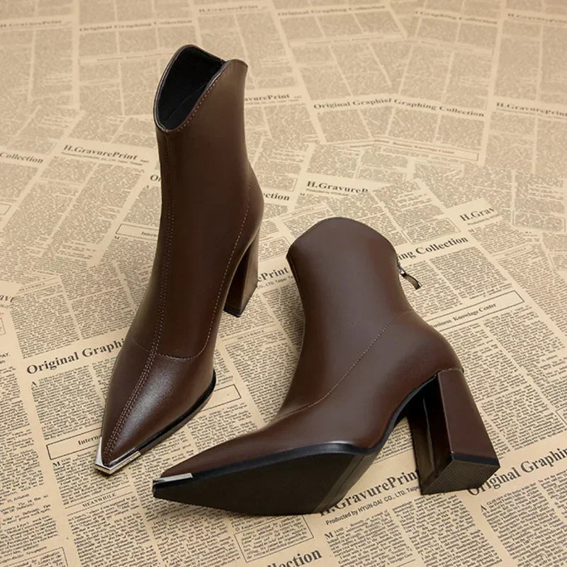 Jasmine - Eleganter Stiefel mit Chromspitze