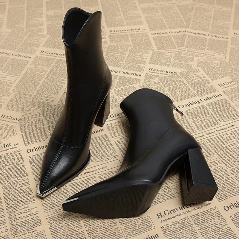 Jasmine - Eleganter Stiefel mit Chromspitze