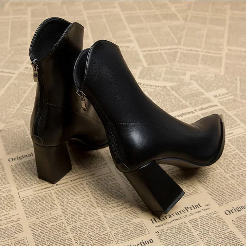 Jasmine - Eleganter Stiefel mit Chromspitze