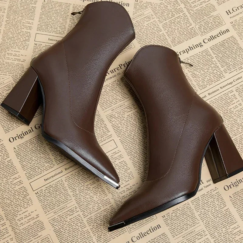 Jasmine - Eleganter Stiefel mit Chromspitze