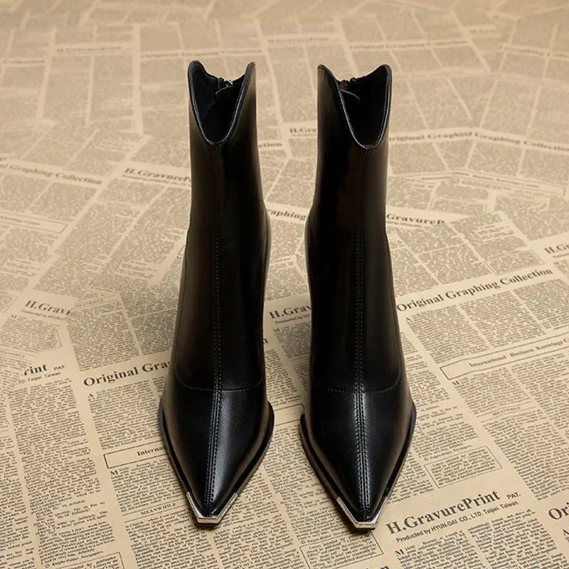Jasmine - Eleganter Stiefel mit Chromspitze