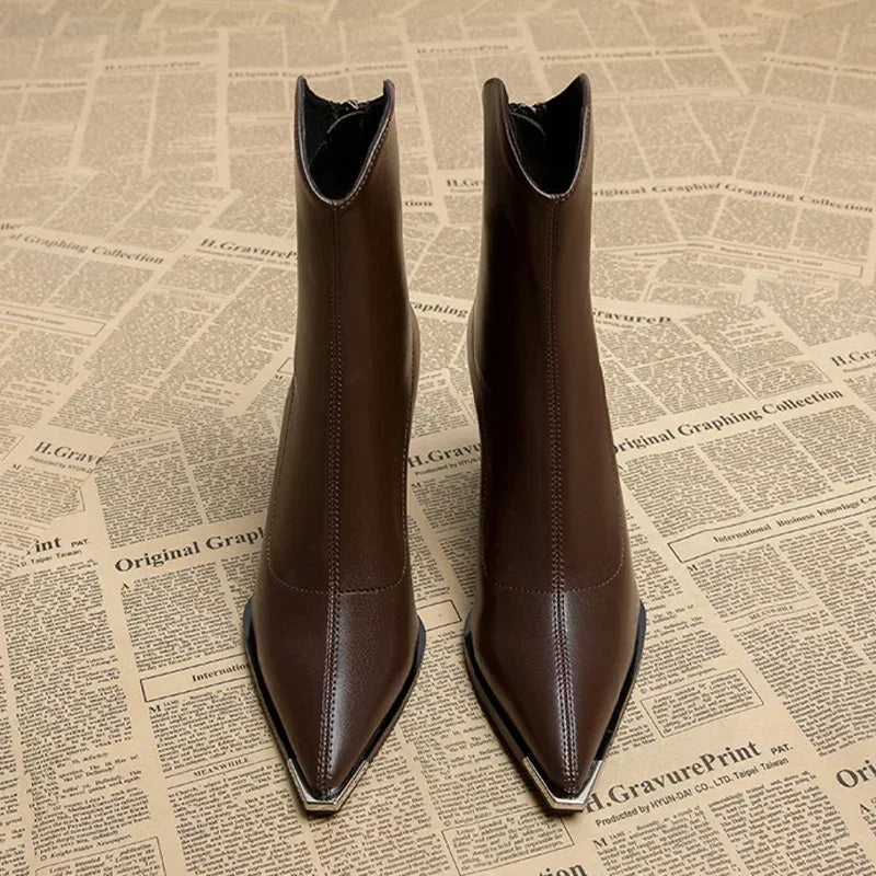 Jasmine - Eleganter Stiefel mit Chromspitze