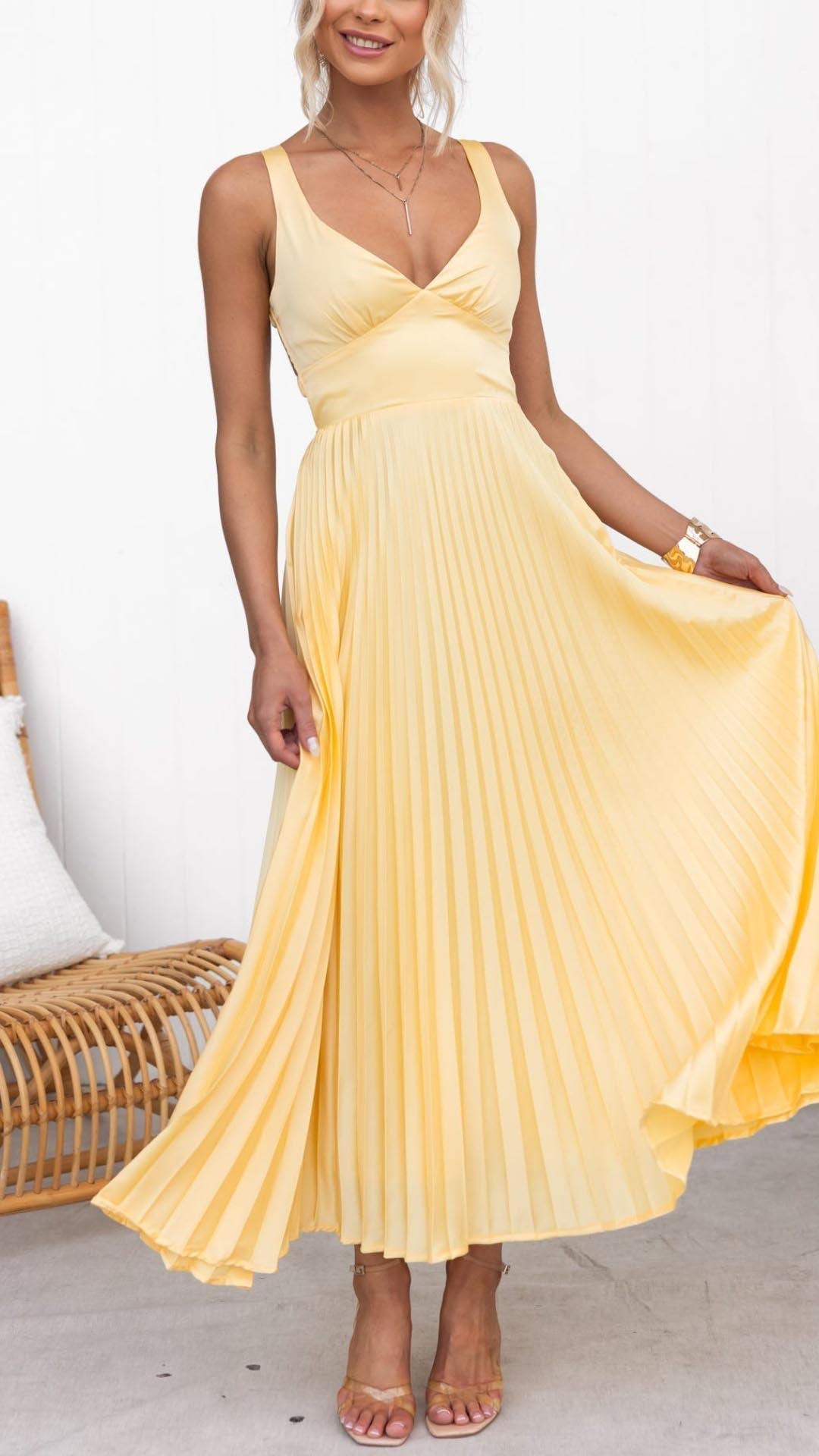 Aby - Gelbes plissiertes Maxikleid mit V-Ausschnitt