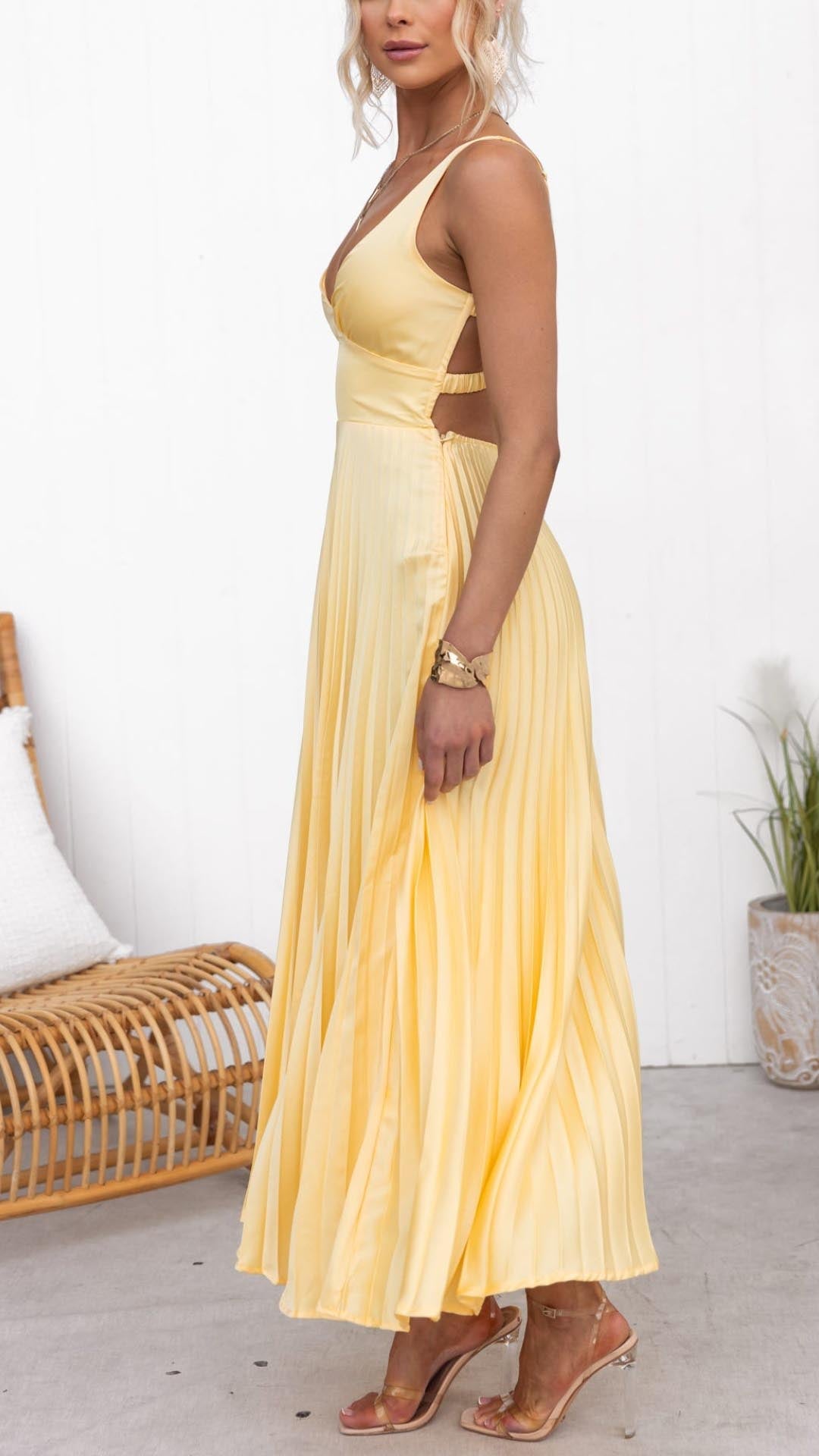 Aby - Gelbes plissiertes Maxikleid mit V-Ausschnitt
