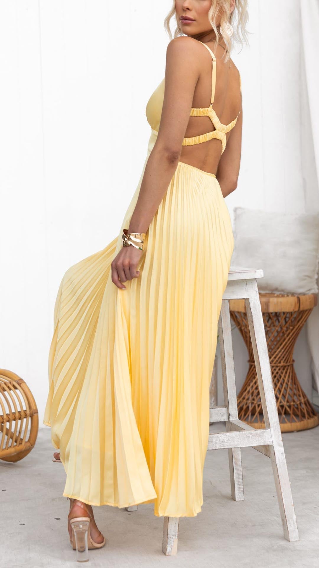 Aby - Gelbes plissiertes Maxikleid mit V-Ausschnitt