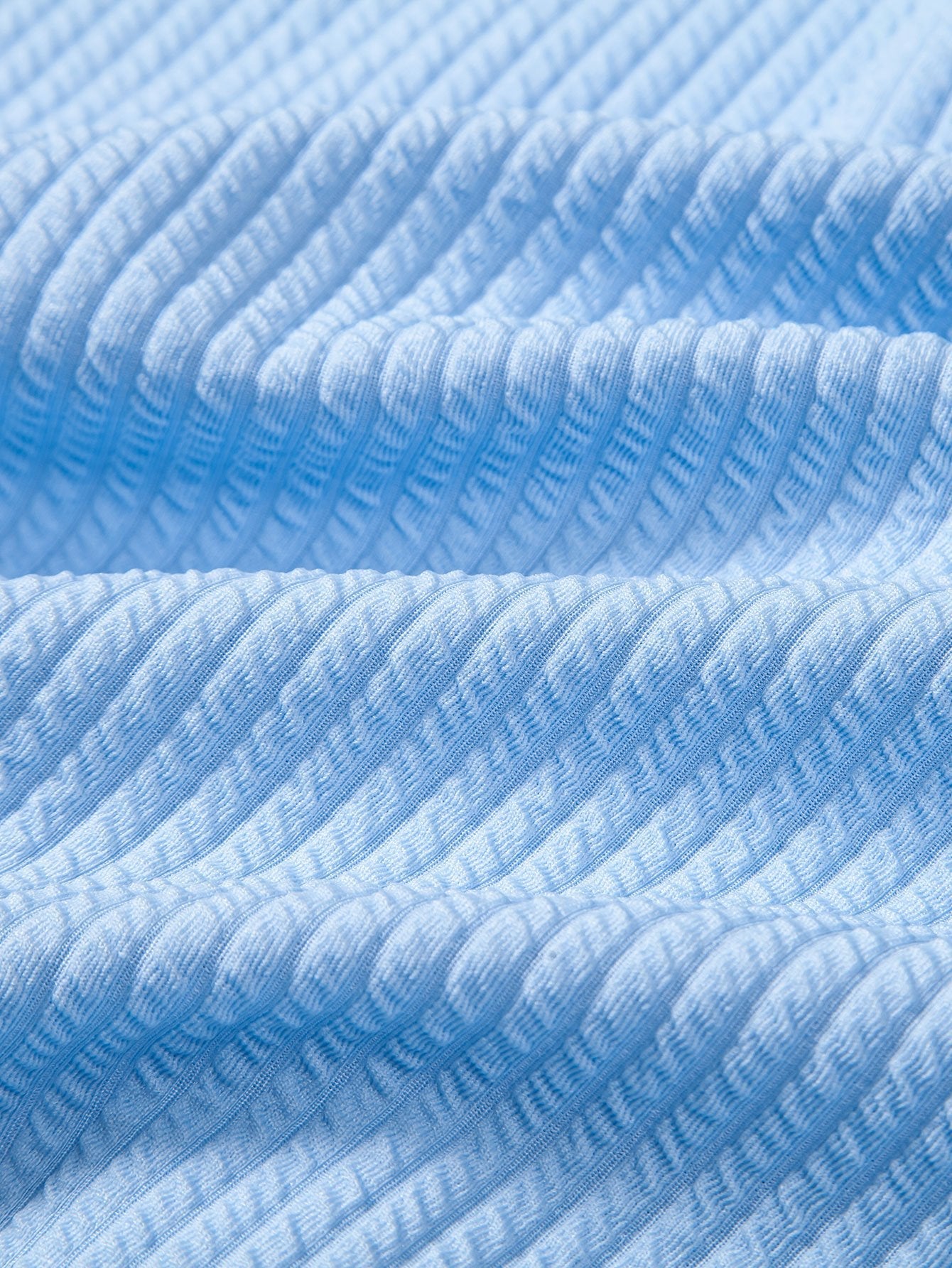 Langärmliges, figurbetontes Shirt mit geripptem Stehkragen und gerade geschnittene Hose mit geripptem Saum