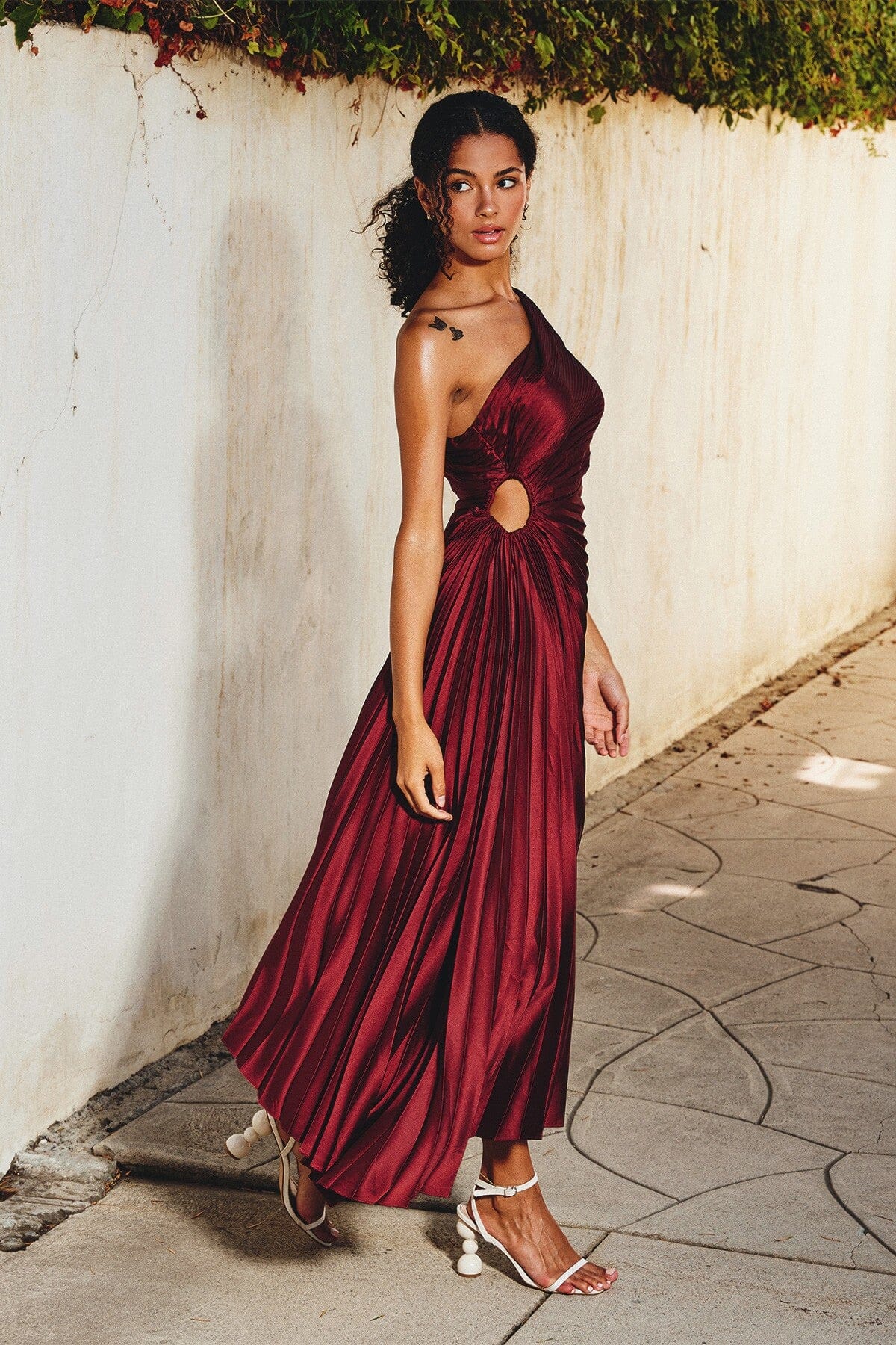 Sylviana - Ein-Schulter-Kleid mit Plissee Midi