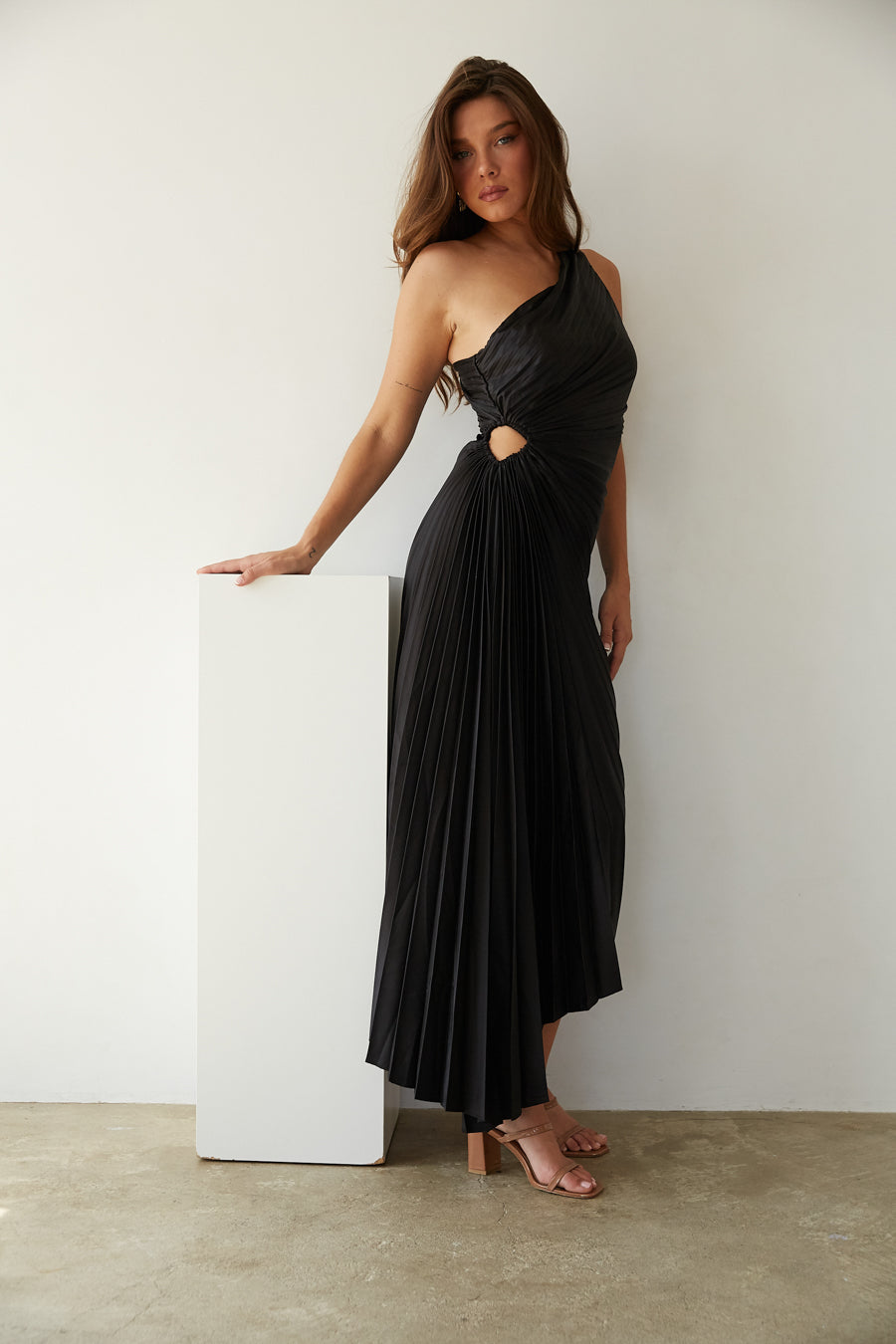 Sylviana - Ein-Schulter-Kleid mit Plissee Midi