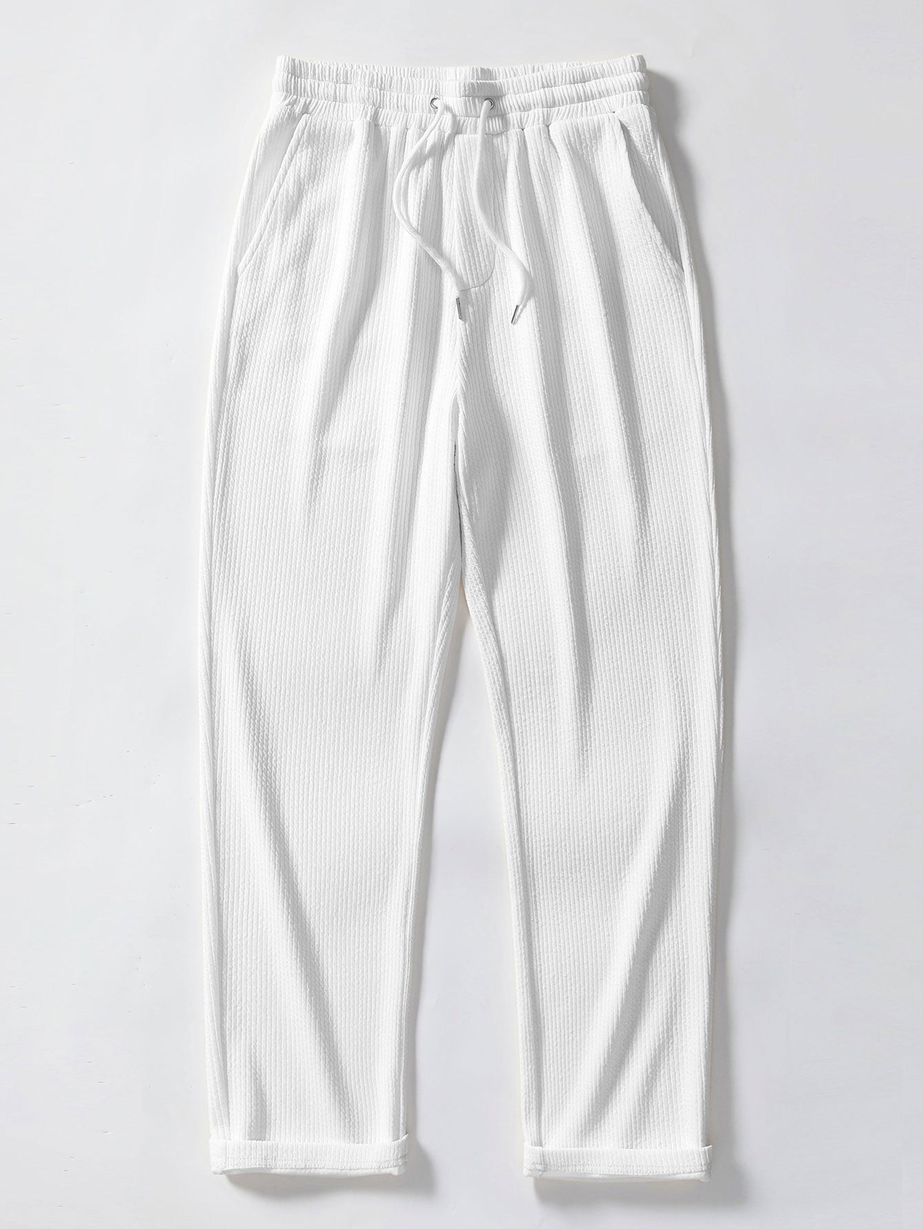 Langärmliges, figurbetontes Shirt mit geripptem Stehkragen und gerade geschnittene Hose mit geripptem Saum