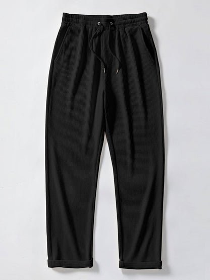 Langärmliges, figurbetontes Shirt mit geripptem Stehkragen und gerade geschnittene Hose mit geripptem Saum