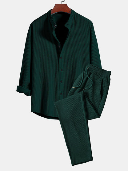 Langärmliges, figurbetontes Shirt mit geripptem Stehkragen und gerade geschnittene Hose mit geripptem Saum