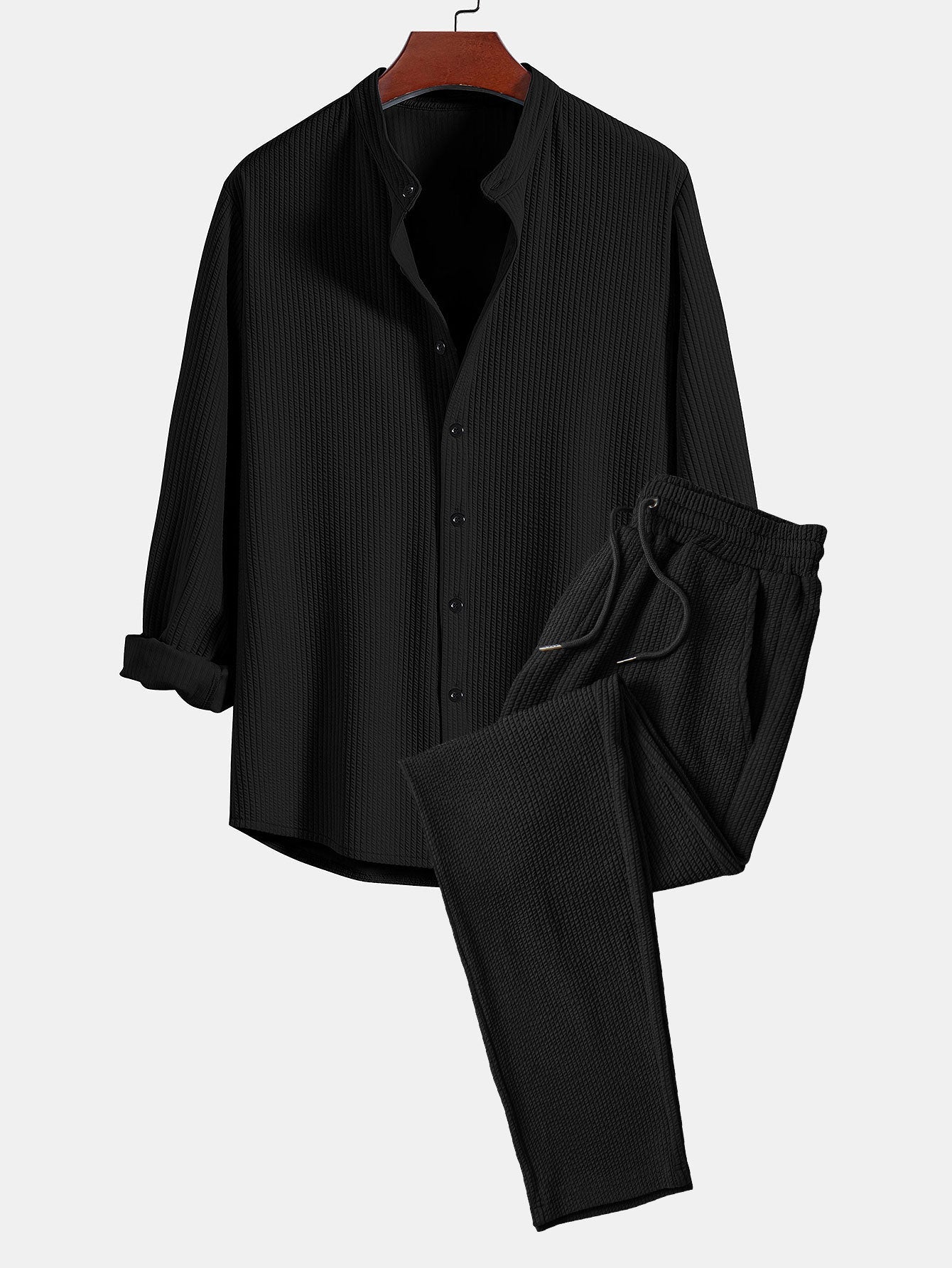 Langärmliges, figurbetontes Shirt mit geripptem Stehkragen und gerade geschnittene Hose mit geripptem Saum