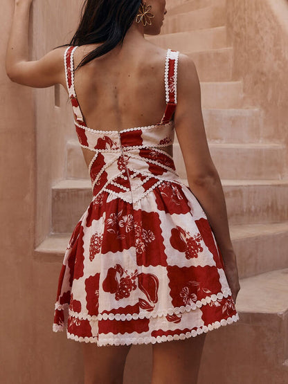 Isla - Minikleid mit geometrischem Print, Stickereien und Ausschnitt