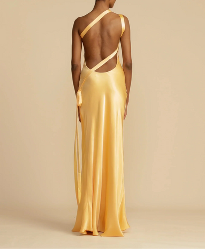 Lisa - Langes Satinkleid mit asymmetrischer Schulterpartie und offenem Rücken
