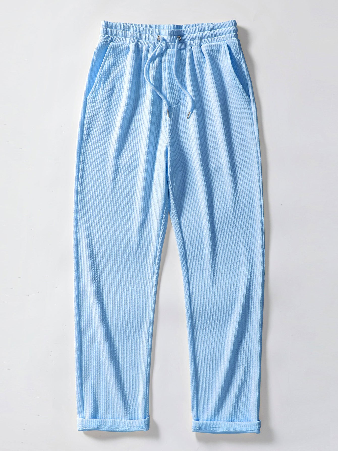 Langärmliges, figurbetontes Shirt mit geripptem Stehkragen und gerade geschnittene Hose mit geripptem Saum