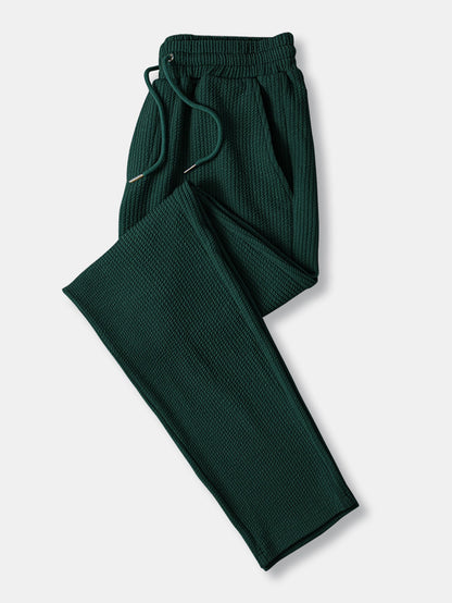 Langärmliges, figurbetontes Shirt mit geripptem Stehkragen und gerade geschnittene Hose mit geripptem Saum