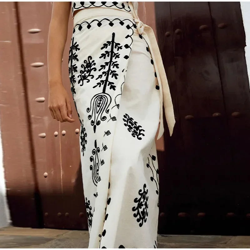 Lottie - Kurzes Oberteil und Portfolio Rock Set mit gesticktem Ethno-Print