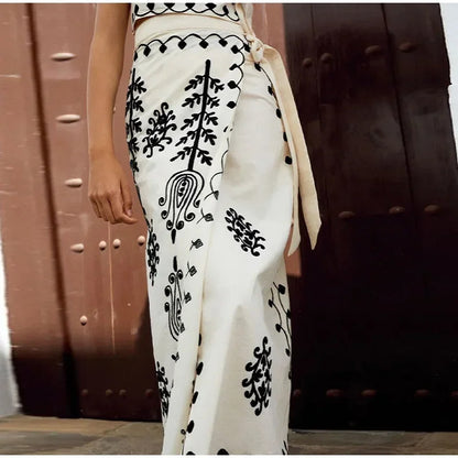 Lottie - Kurzes Oberteil und Portfolio Rock Set mit gesticktem Ethno-Print