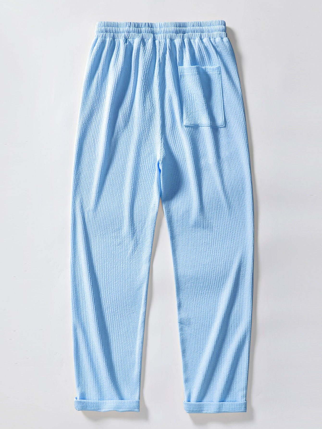 Langärmliges, figurbetontes Shirt mit geripptem Stehkragen und gerade geschnittene Hose mit geripptem Saum