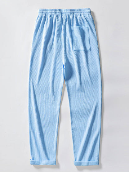 Langärmliges, figurbetontes Shirt mit geripptem Stehkragen und gerade geschnittene Hose mit geripptem Saum