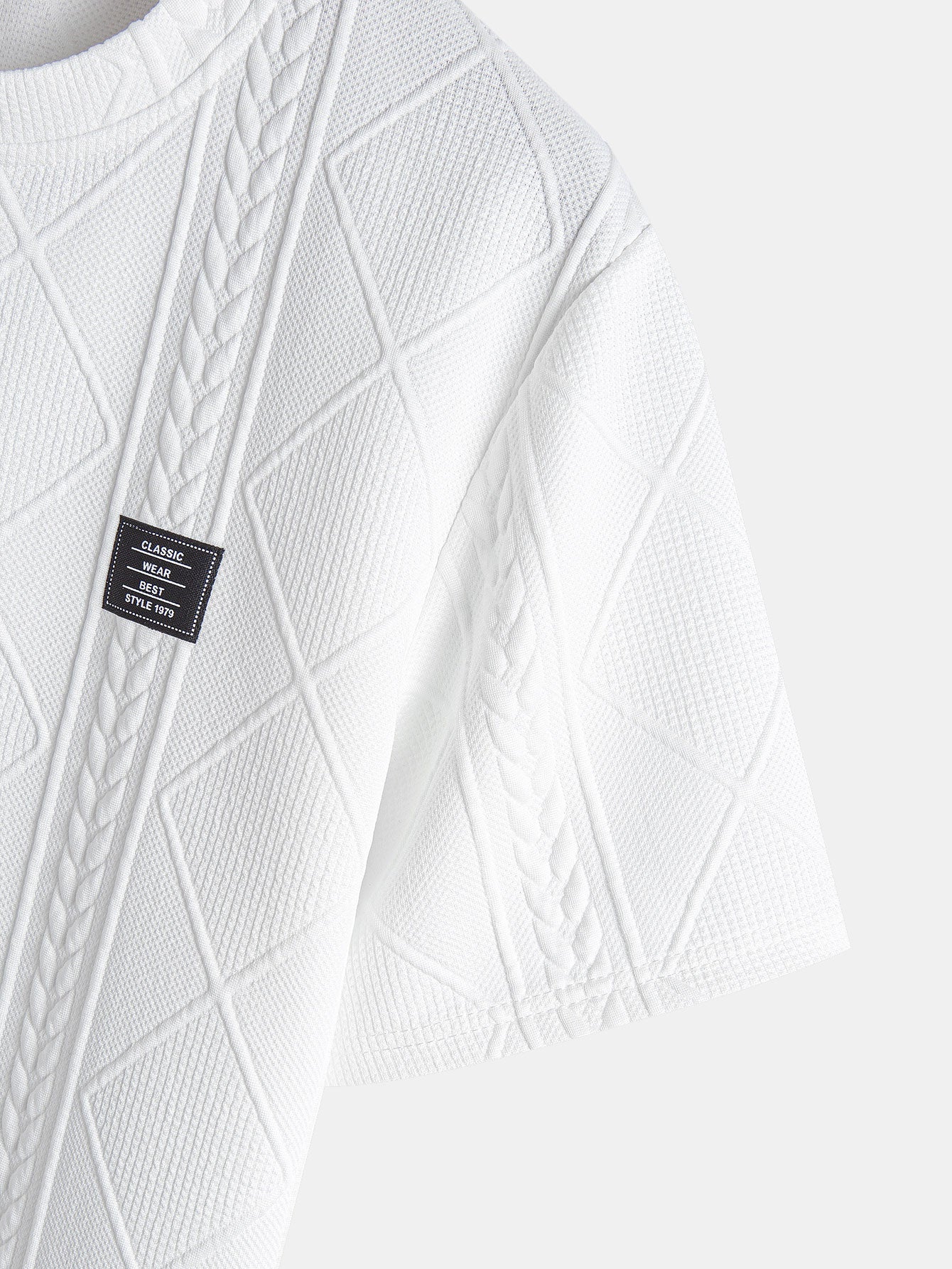 Kurzarm-T-Shirt mit geometrischem Jacquard-Muster und gebogenem Saum