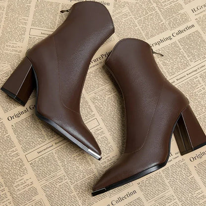 Jasmine - Eleganter Stiefel mit Chromspitze