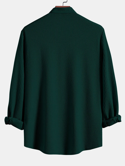 Langärmliges, figurbetontes Hemd mit geripptem Stehkragen