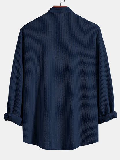 Langärmliges, figurbetontes Hemd mit geripptem Stehkragen