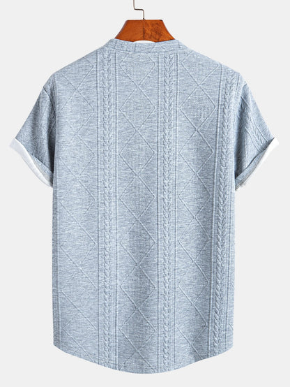 Kurzarm-T-Shirt mit geometrischem Jacquard-Muster und gebogenem Saum