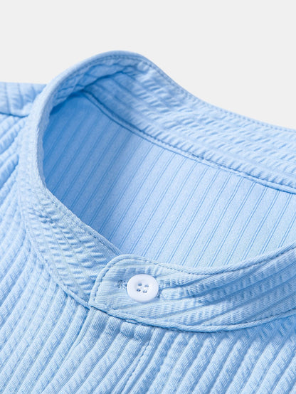 Langärmliges, figurbetontes Shirt mit geripptem Stehkragen und gerade geschnittene Hose mit geripptem Saum